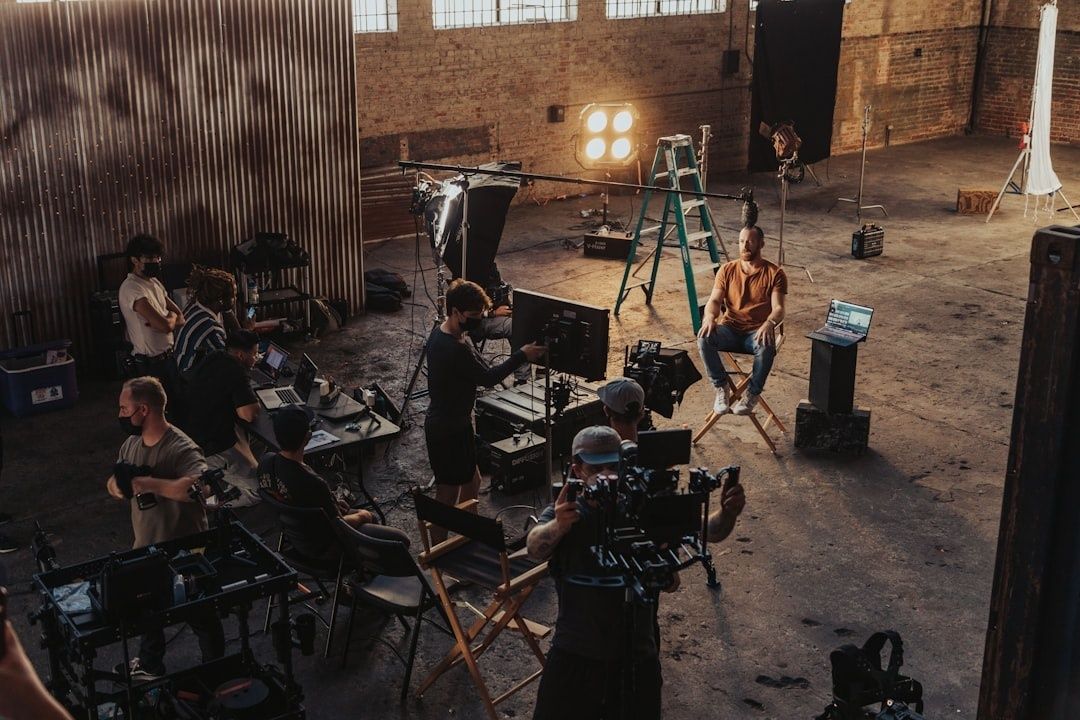 Filmteam dreht eine Szene mit Kamera, Lichttechnik und Darsteller im Studio