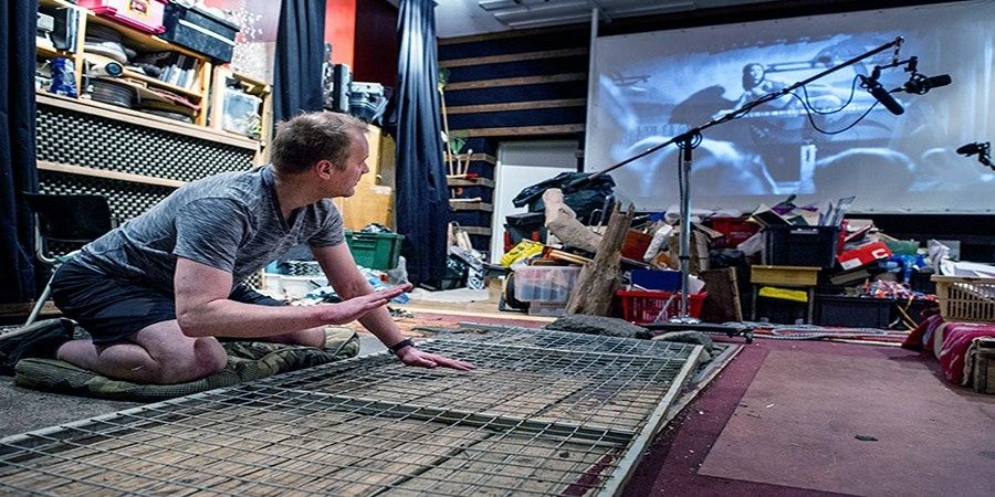 Geräuschemacher arbeitet vor einer Projektionsfläche im Studio